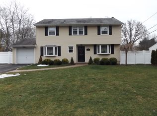 3 Windham Cres, Kings Park, NY 11754