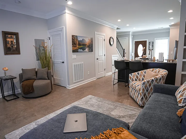 403 Peyton Pl — Photo 3