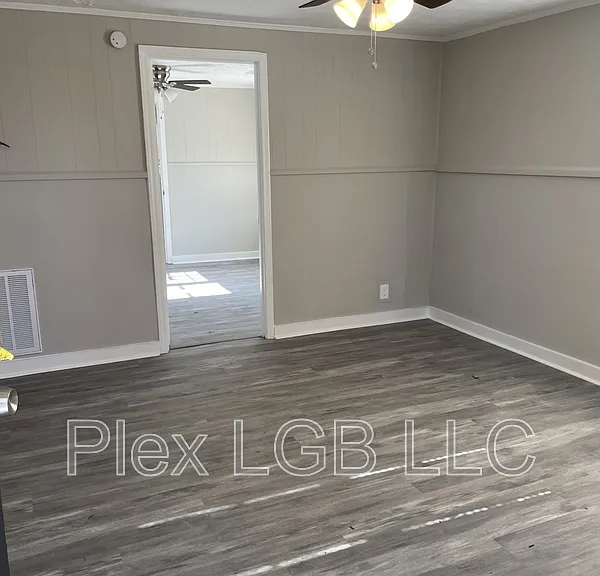 112 Oak Ln — Photo 2