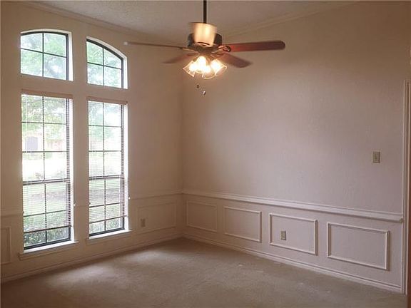 3rd image of 915 Fairway Dr