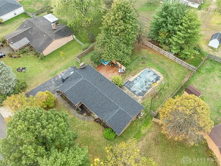 2401 Kewanna Ln — Photo 37