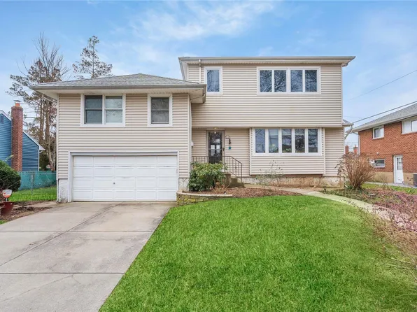 33 Parkway Drive, Syosset, NY 11791