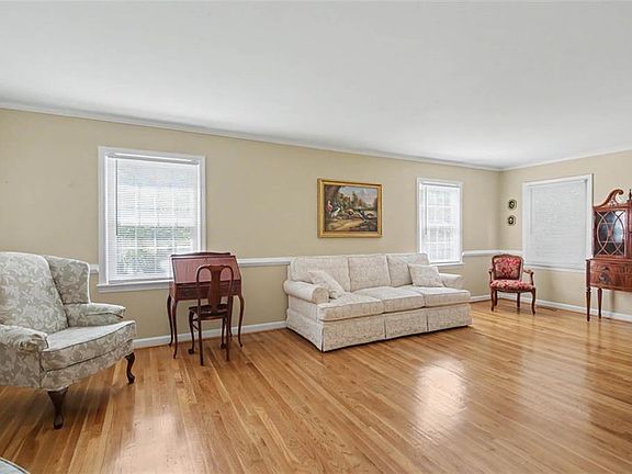 5th image of 323 Williamsburg Ct