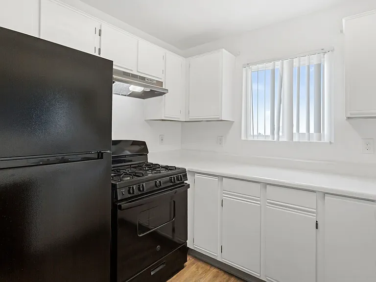 Harbor City Lights Apartments — Photo 10