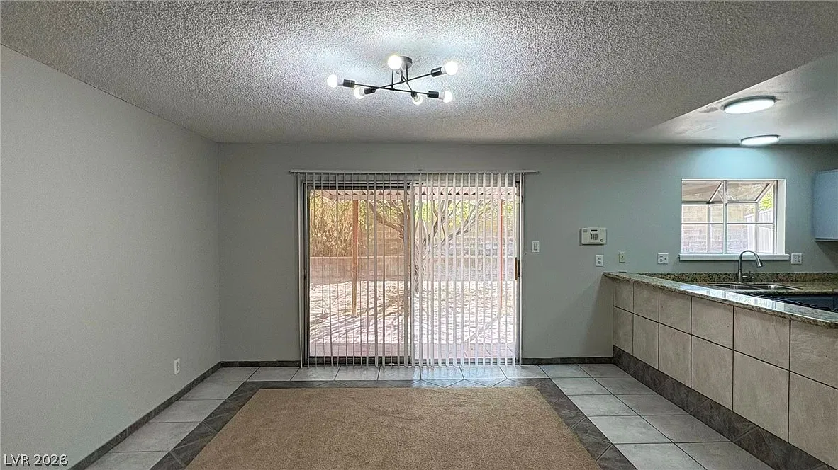 3 bed, 2.0 bath, 1877 sqft, $2,140 — Photo 4