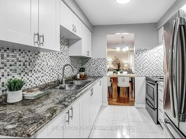 2336 Malcolm Cres — Photo 11
