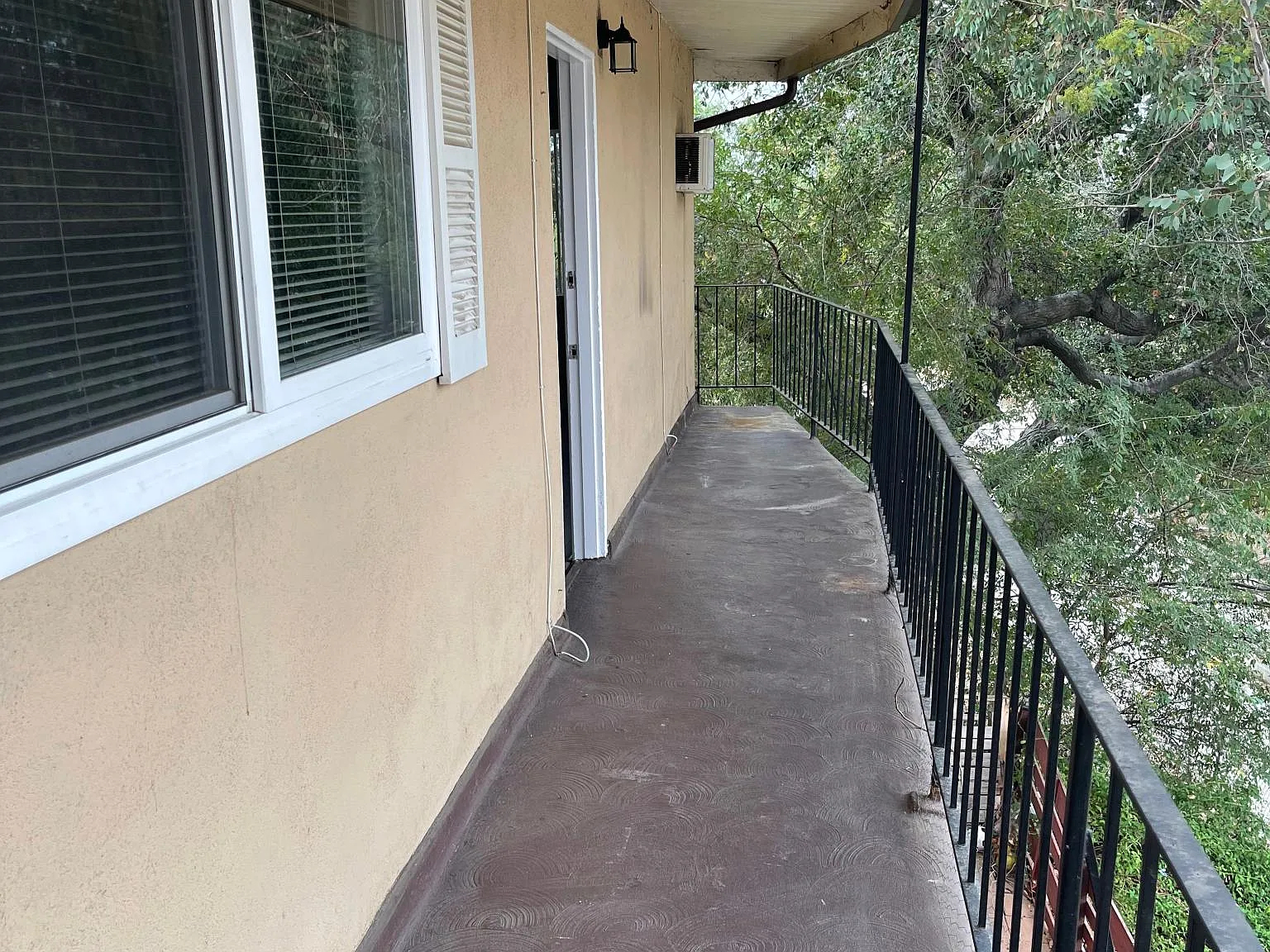 2604 Montrose Ave — Photo 1
