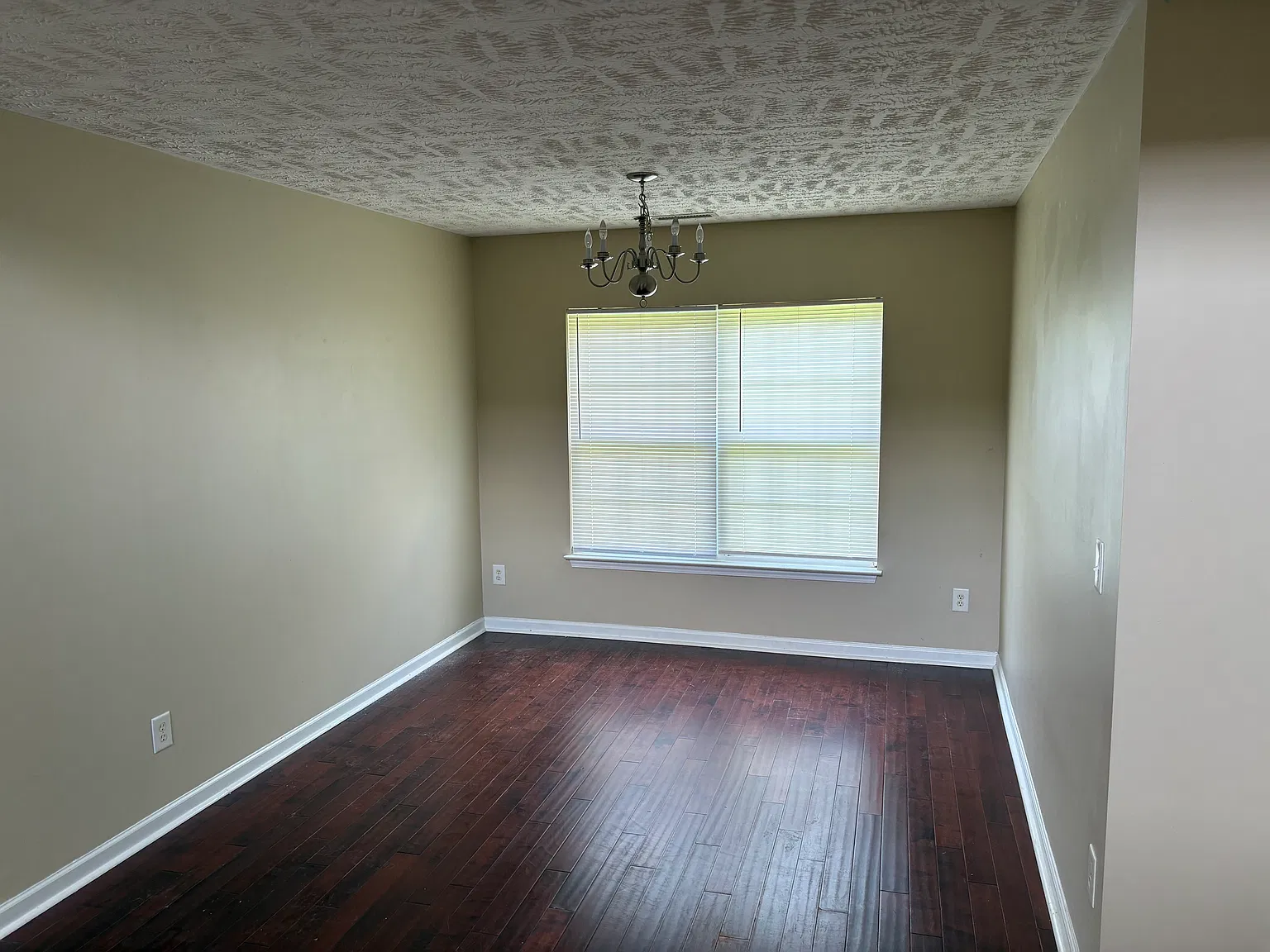 3 bed, 2.5 bath, 1806 sqft, $1,849 — Photo 3