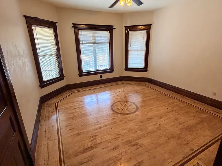 712 W Walnut St — Photo 4