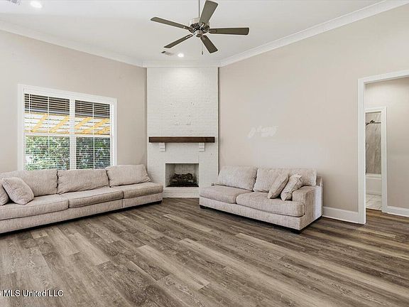 4th image of 108 Vineyard Blvd