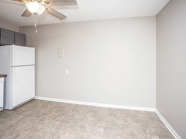 Windsor Chateau - Move in special- FREE GARGAE! — Photo 15