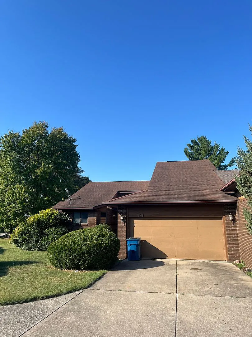 2 Bedroom 2.5 Bath Home West-Side Springfield $1950.00 — Photo 1
