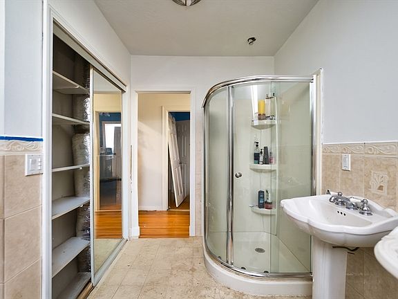 5th image of 355 Peckham St