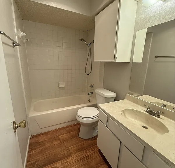 2105 S Loop 289 — Photo 4