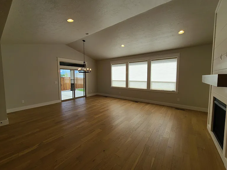 409 S Hamlin Ln — Photo 11