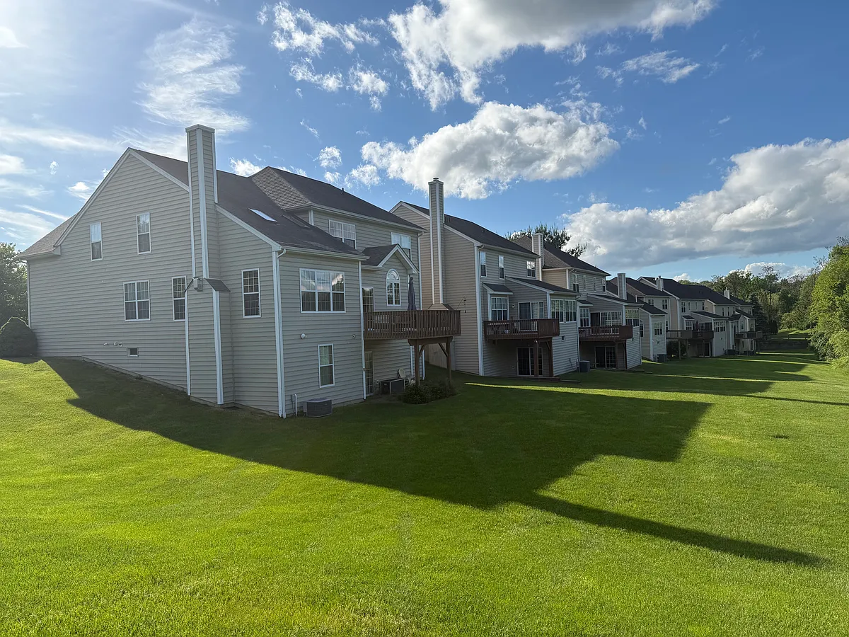 Building Photo - 657 Creekside Ln