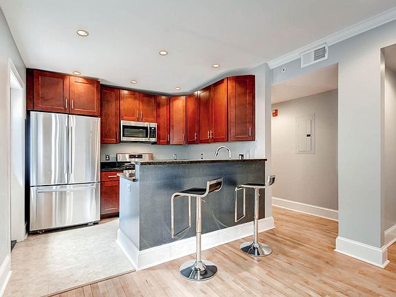 Kitchen with Breakfast Bar