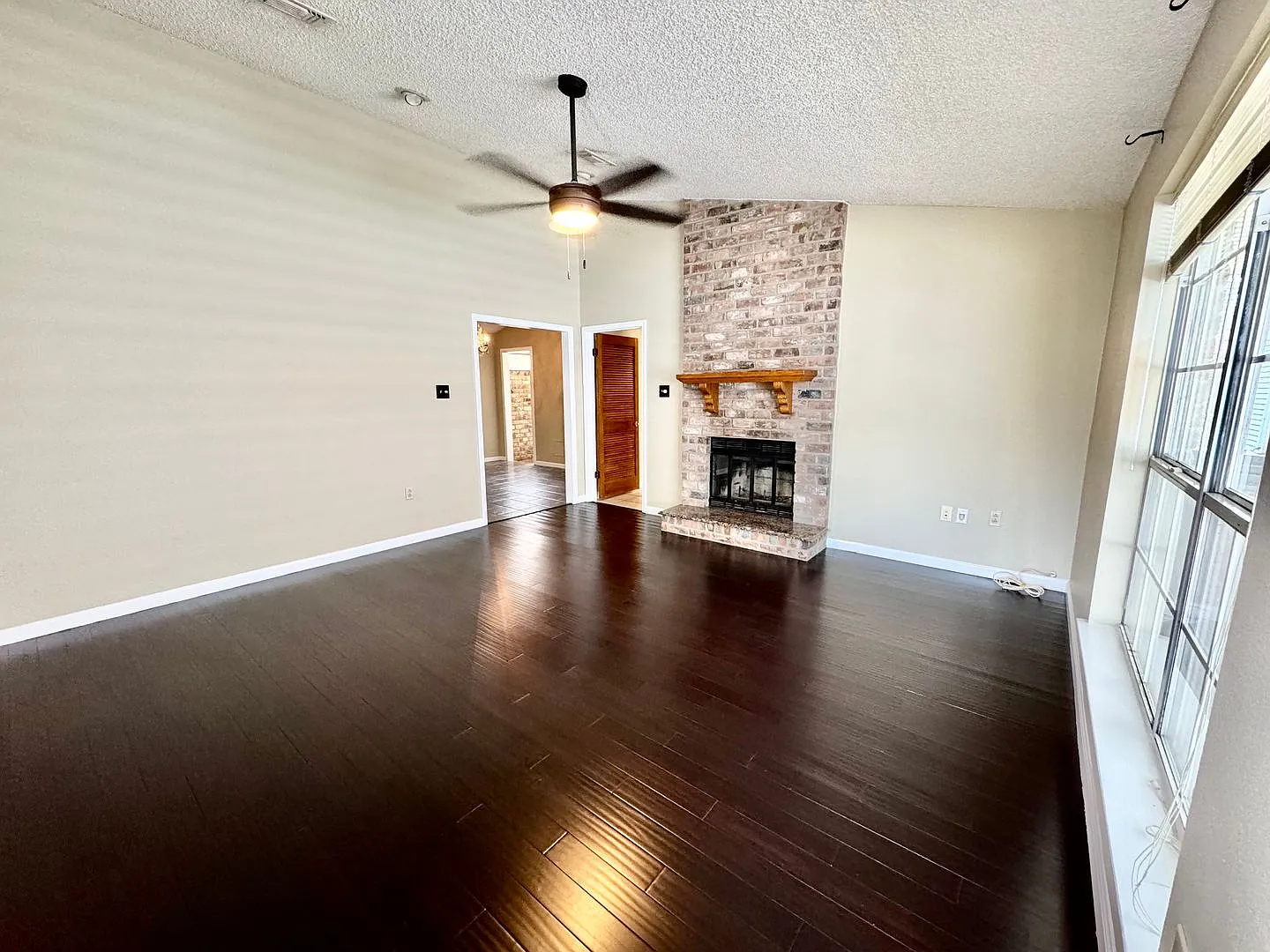 Prime Baton Rouge Location! 3BR Garden Home Across from Perkins Rowe — Photo 2