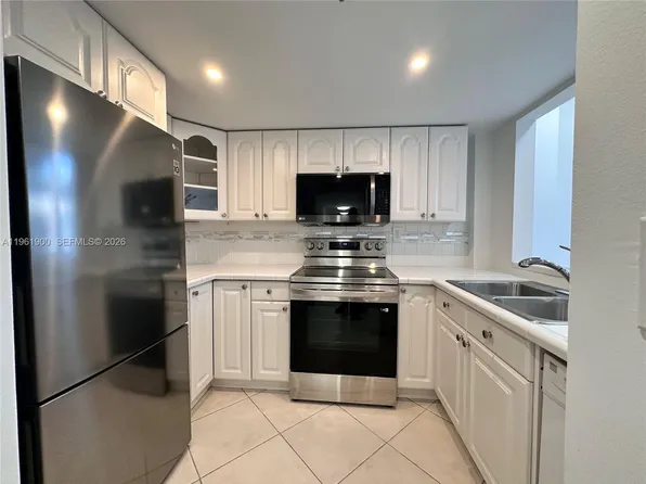 540 Brickell Key Dr APT 302, Miami, FL 33131
