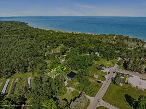 Wadsworth St, Harbor Springs, MI 49740