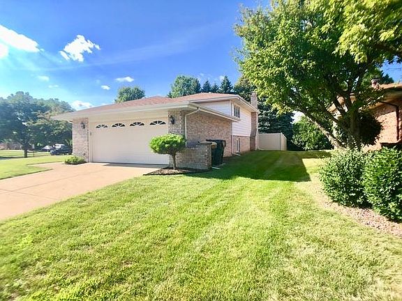 2nd image of 20W538 Elizabeth Dr