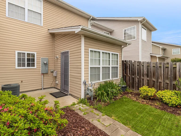 1756 Olivers Crossing Cir — Photo 24