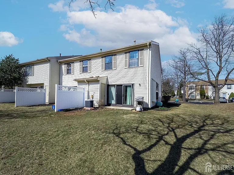 220 Hampshire Ct — Photo 3