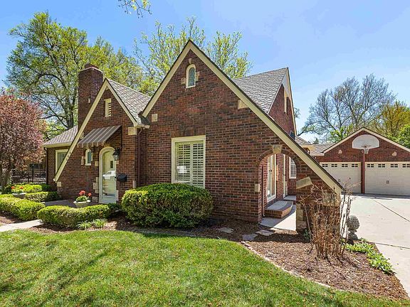 3rd image of 303 Hyde Park Dr