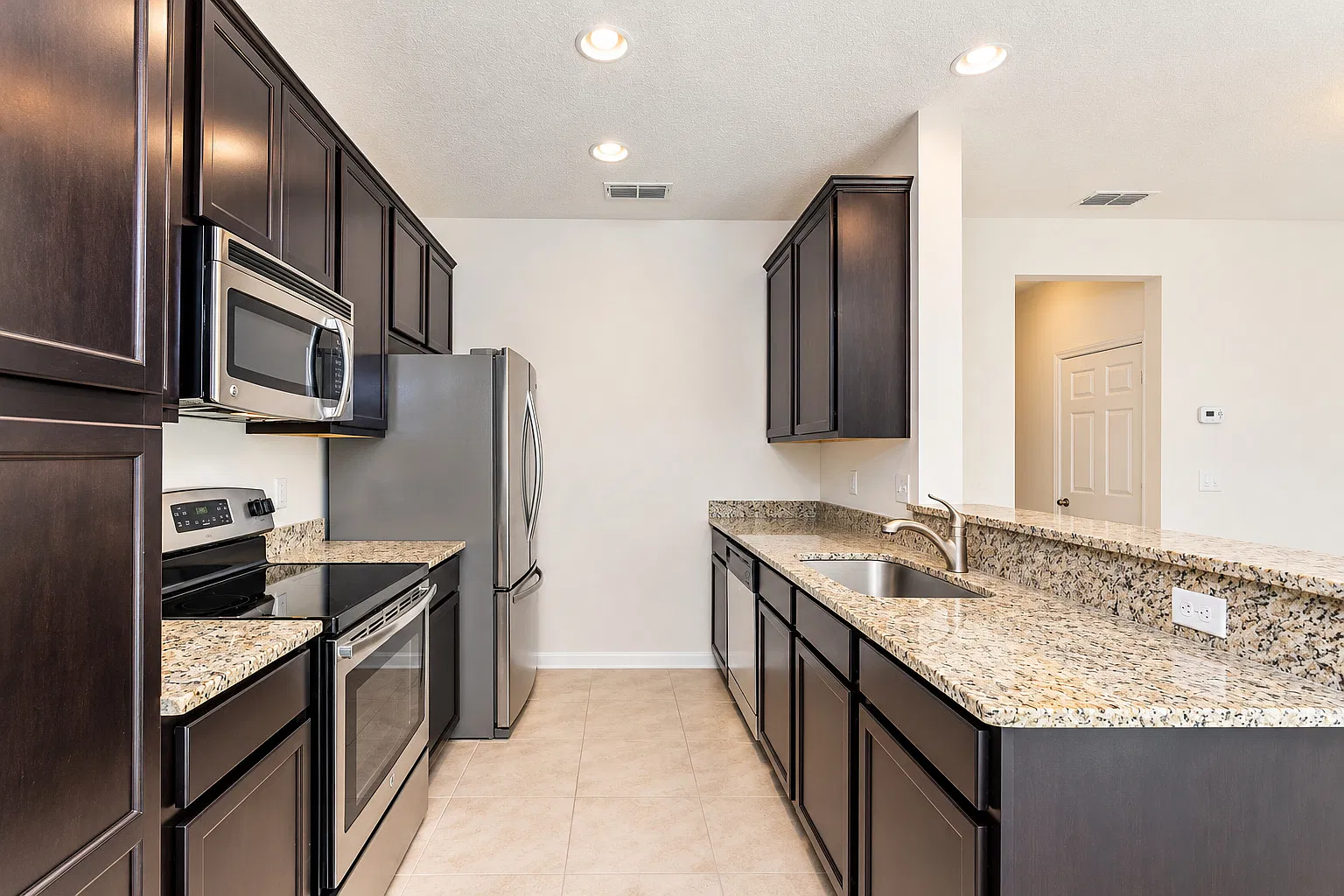 2 bed, 2.5 bath, 1384 sqft, $1,675 — Photo 4