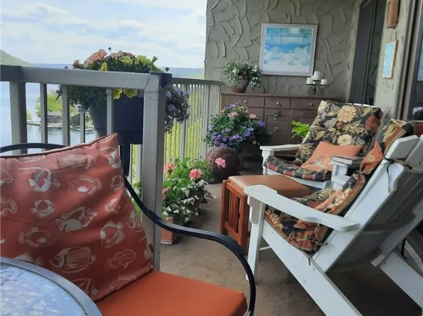 74 Cliffside Dr, Canandaigua, NY 14424