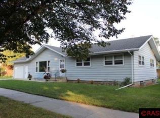 915 10th St S, New Ulm, MN 56073