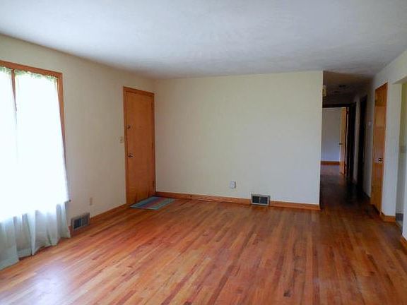 2nd image of 7 Stever Dr
