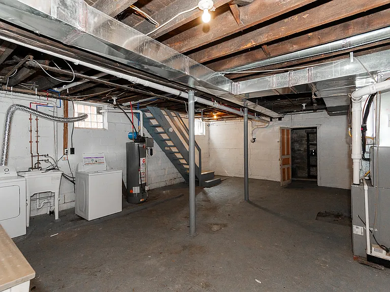 2225 Bensonia Ave — Photo 30