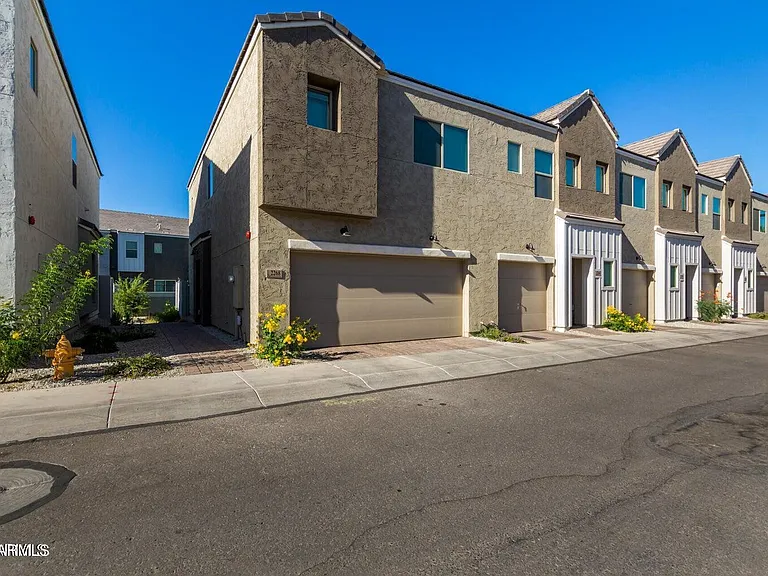 2268 W Laurie Ln — Photo 1