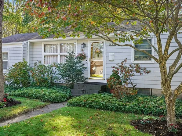 34 Kneeland St, Cranston, RI 02905