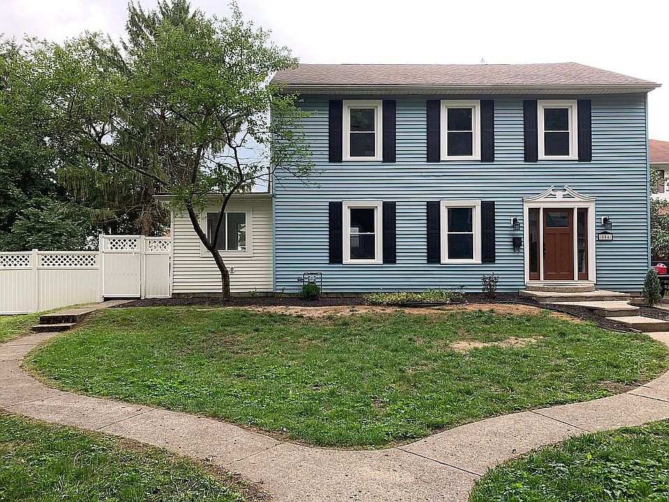 1st image of 884 Crescent Dr