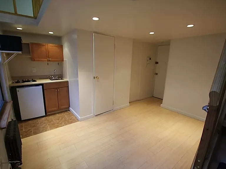 319 W 30th St #2R — Photo 7