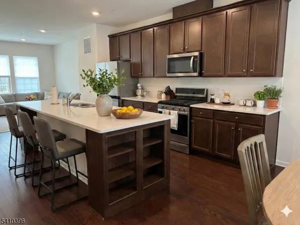 28 Gala Ct, Livingston, NJ 07039