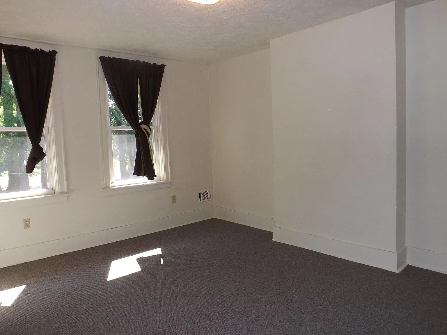 3 bed, 1.5 bath, $1,800 — Photo 3