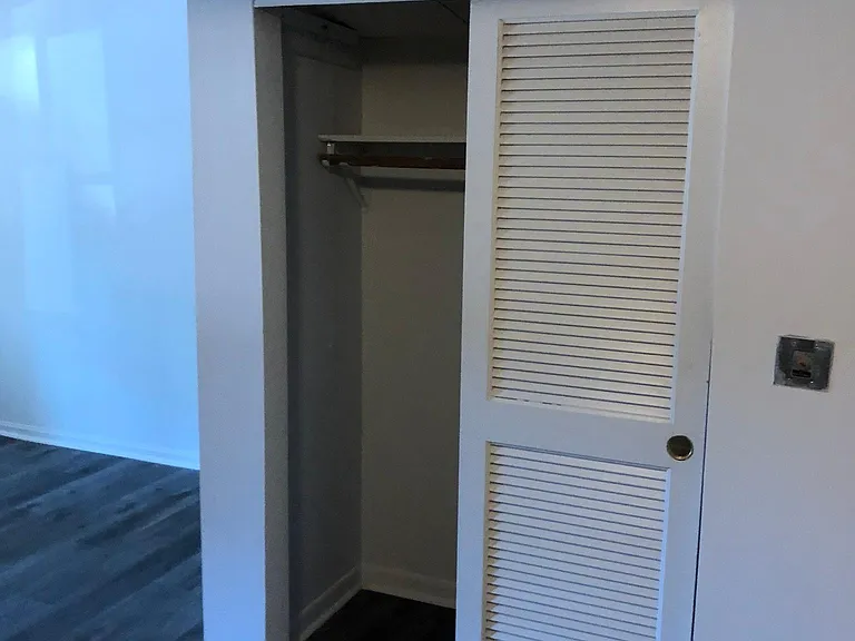 Des Plaines Apartments — Photo 11