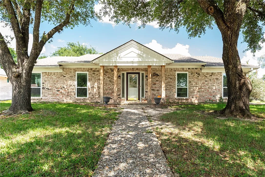 5 bed, 3.5 bath, 2876 sqft, $2,900 — Photo 1