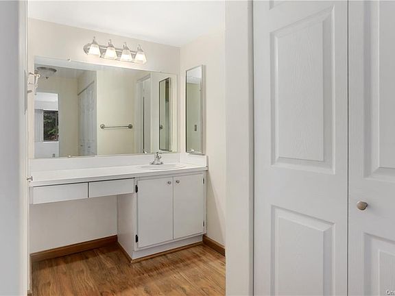 3rd image of 35 Bronxville Glen Dr Building 5