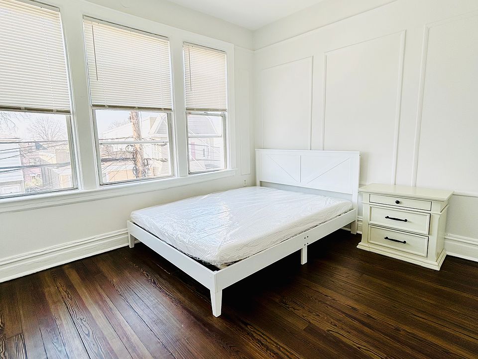 1st image of 298 Pearsall Ave #2