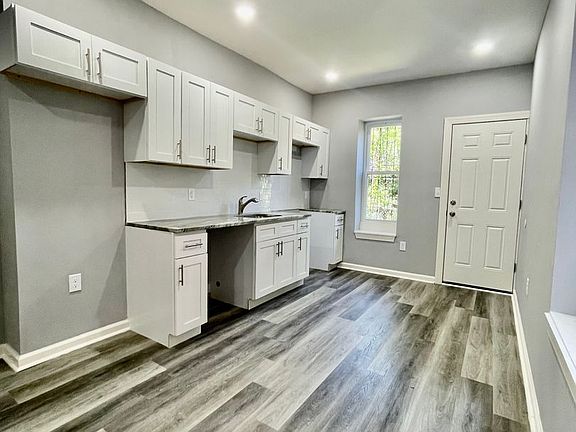 2nd image of 1423 N Alden St #V
