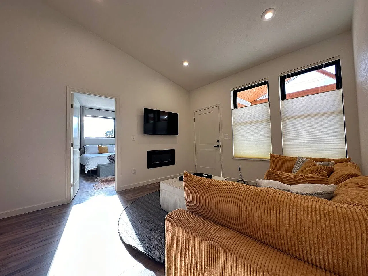 2 bed, 919 sqft, $1,550 — Photo 2