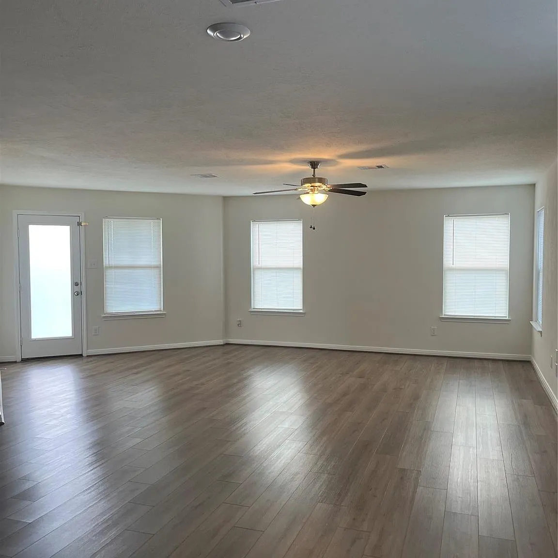 3 bed, 2.0 bath, 1983 sqft, $2,300 — Photo 4