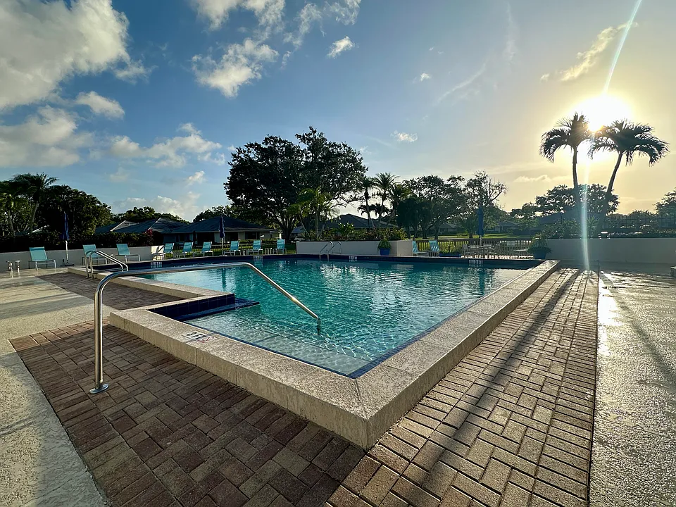 305 Club Dr