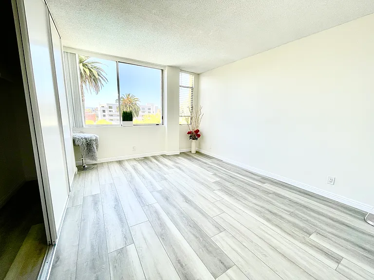 Occidental Towers Apartments — Photo 153