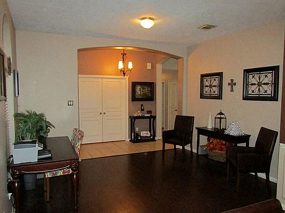3rd image of 3221 Sumac Dr