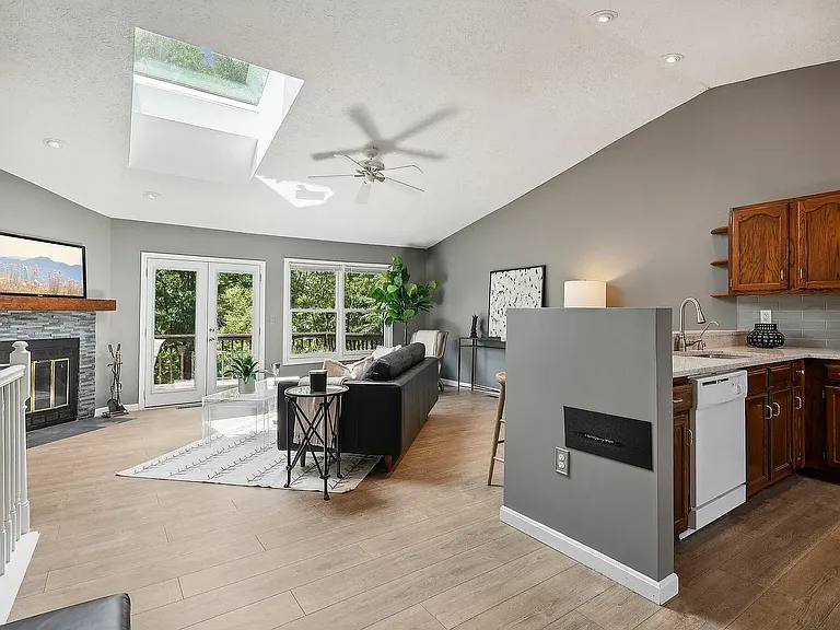 370 Bellpointe Cmns — Photo 1
